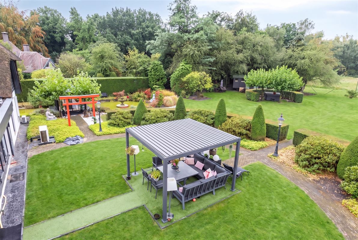 Knappe duo-villa op 8.843 m² in villawijk aan NL-grens.