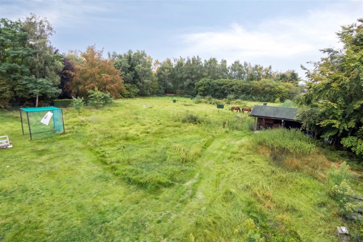 Knappe duo-villa op 8.843 m² in villawijk aan NL-grens.