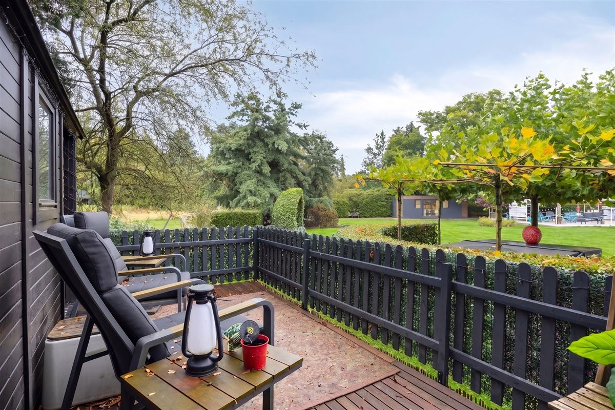 Knappe duo-villa op 8.843 m² in villawijk aan NL-grens.