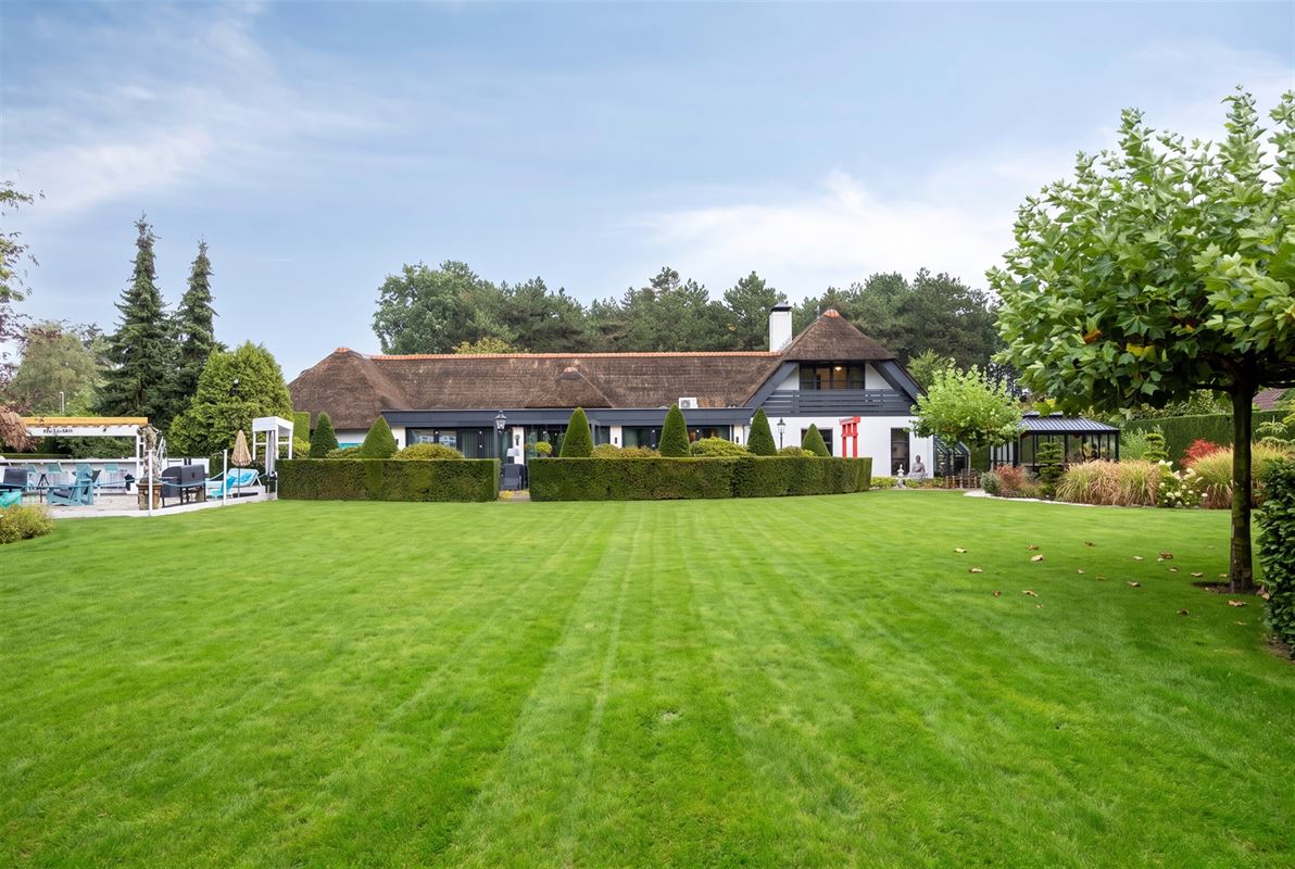 Knappe duo-villa op 8.843 m² in villawijk aan NL-grens.