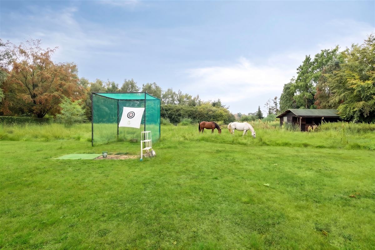 Knappe duo-villa op 8.843 m² in villawijk aan NL-grens.