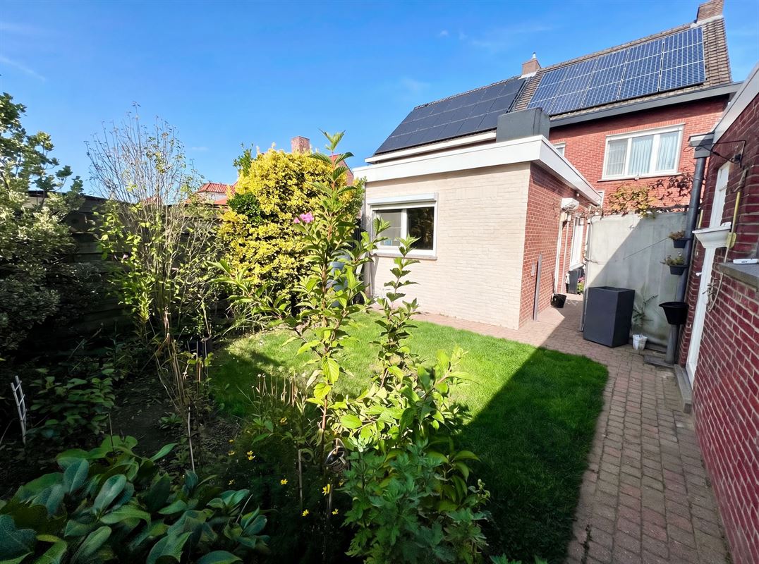 Degelijke halve losbouw met 4 slpks, (voor)tuin en garage