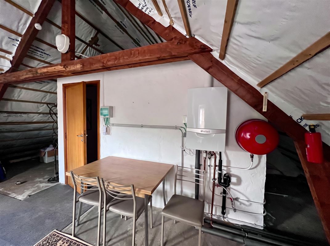 Degelijke halve losbouw met 4 slpks, (voor)tuin en garage