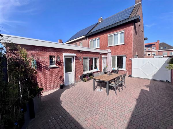 Degelijke halve losbouw met 4 slpks, (voor)tuin en garage