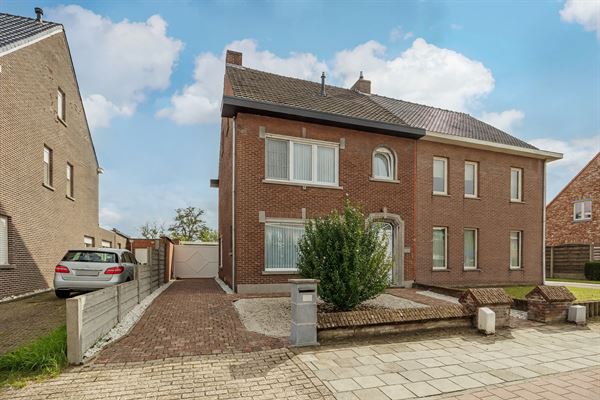 Degelijke halve losbouw met 4 slpks, (voor)tuin en garage