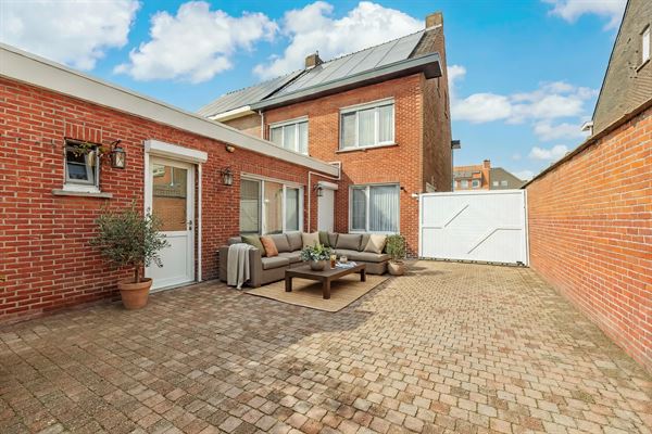 Halfopen bebouwing met 4 slpks, tuin, garage en EPC B!
