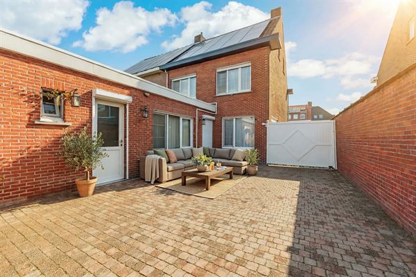 Halfopen bebouwing met 4 slpks, tuin, garage en EPC B!
