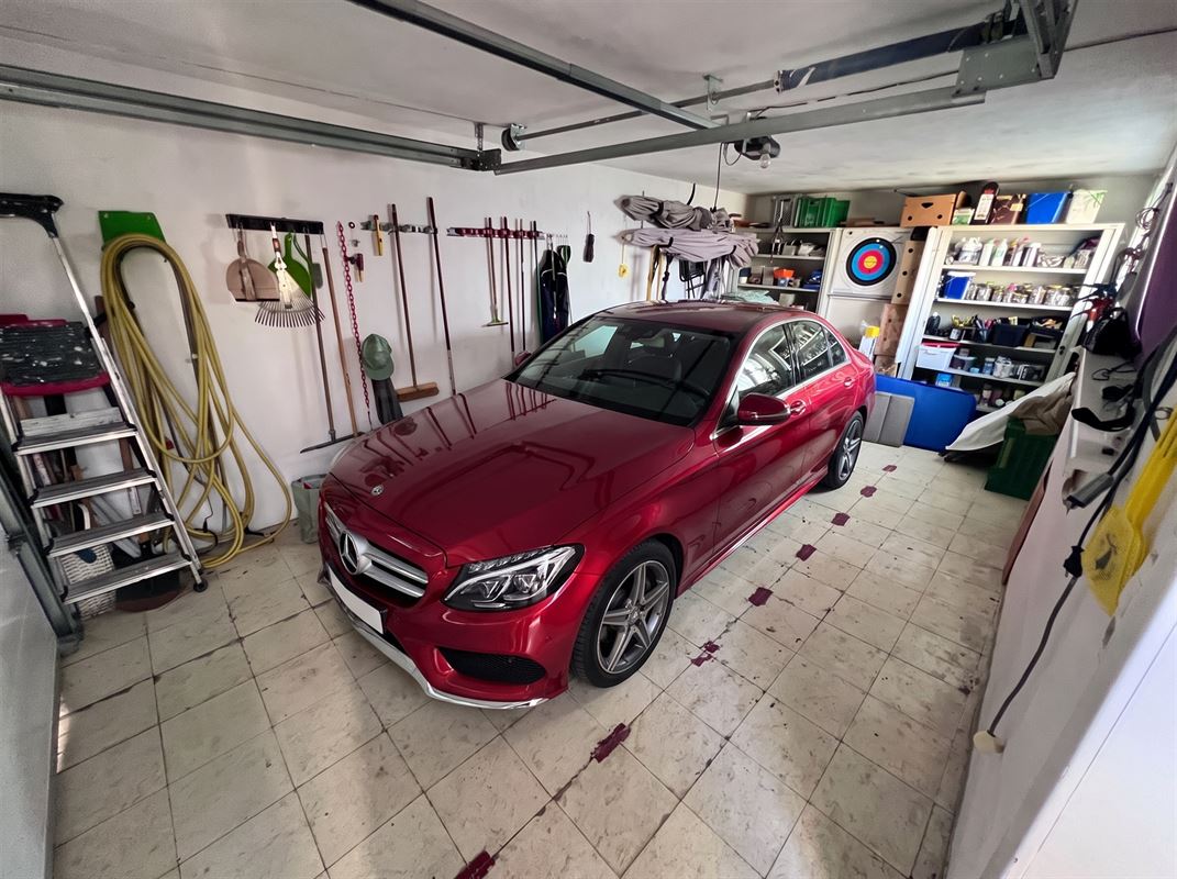 Degelijke halve losbouw met 4 slpks, (voor)tuin en garage