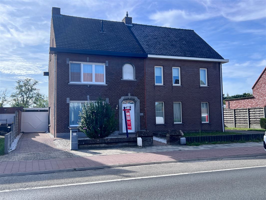 Degelijke halve losbouw met 4 slpks, (voor)tuin en garage