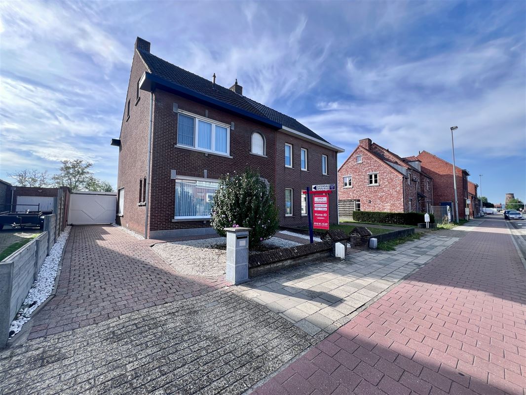 Degelijke halve losbouw met 4 slpks, (voor)tuin en garage