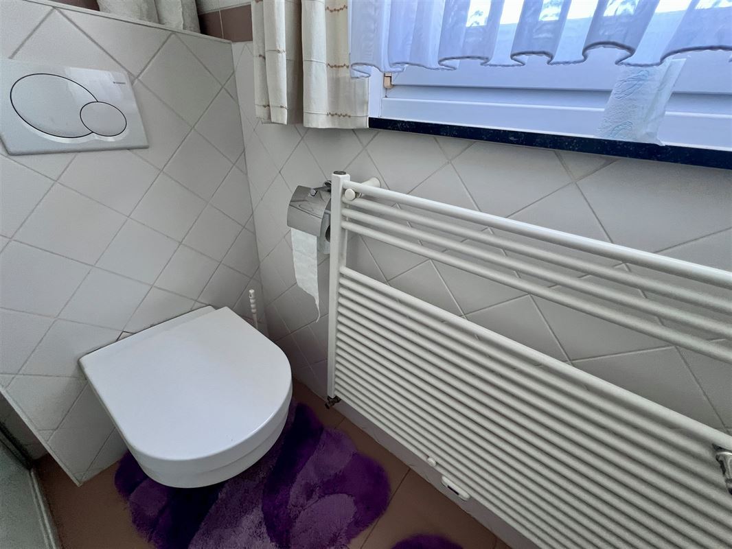 Degelijke halve losbouw met 4 slpks, (voor)tuin en garage