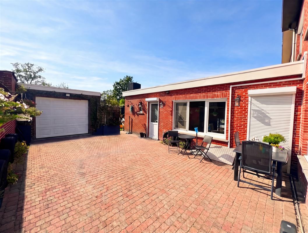Degelijke halve losbouw met 4 slpks, (voor)tuin en garage