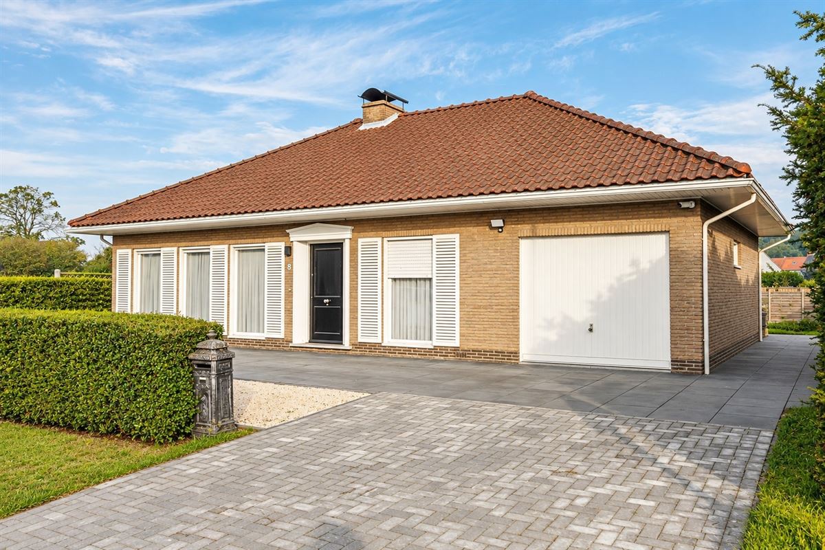 Ruime gelijkvloerse villa met garage en grote tuin