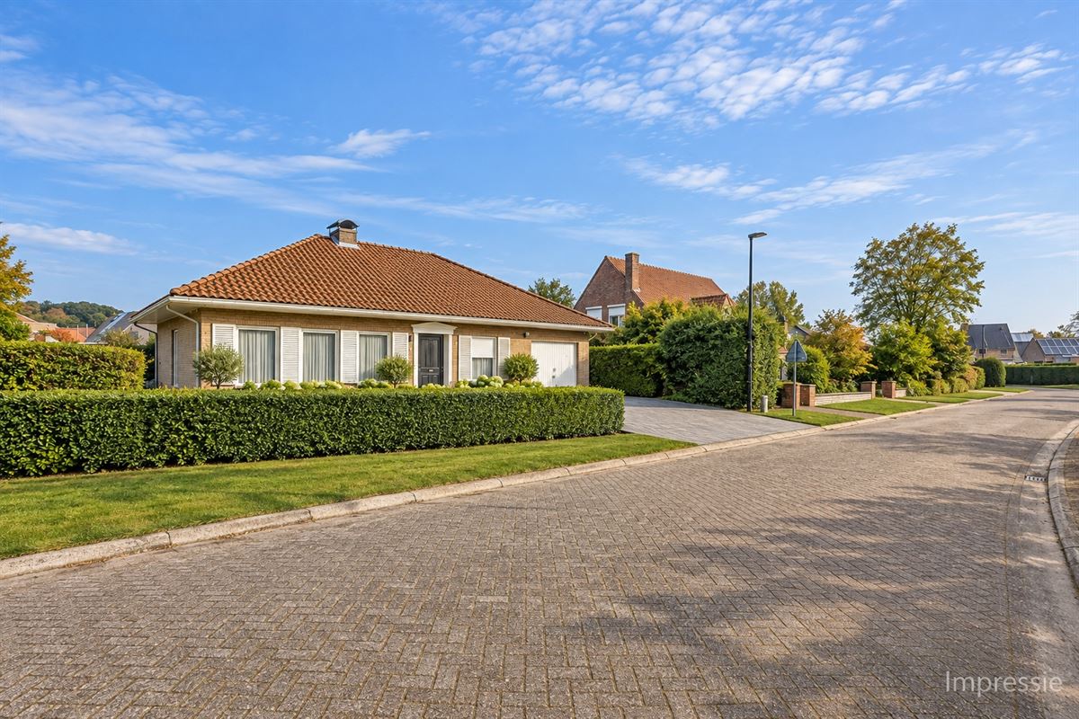 Ruime gelijkvloerse villa met garage en grote tuin