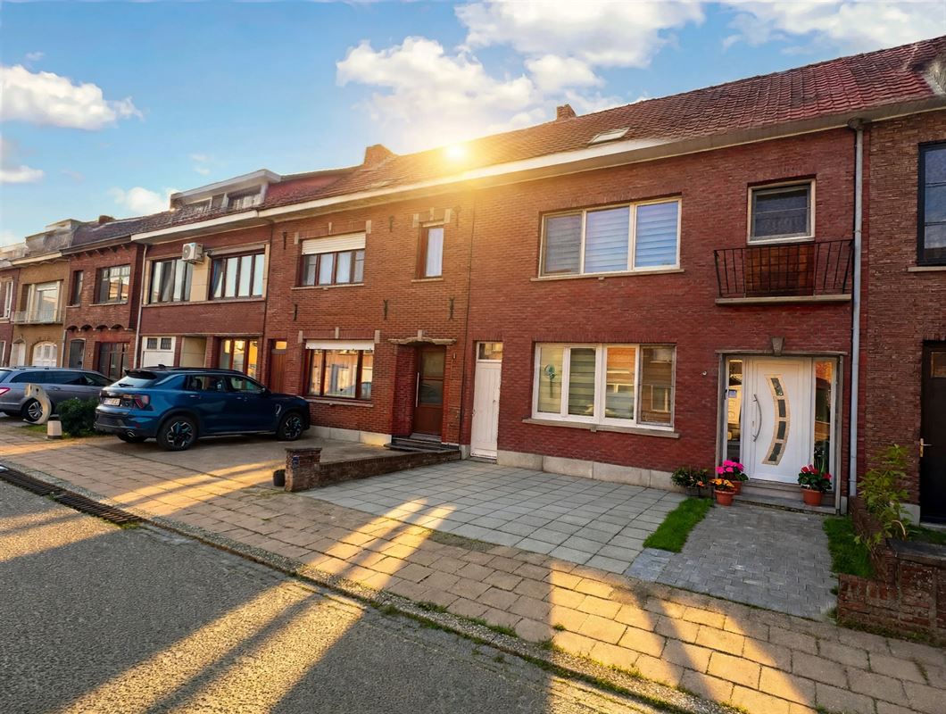 Huis met 5 slpks, 2 badk, dubbele oprit en tuin op 250 m²