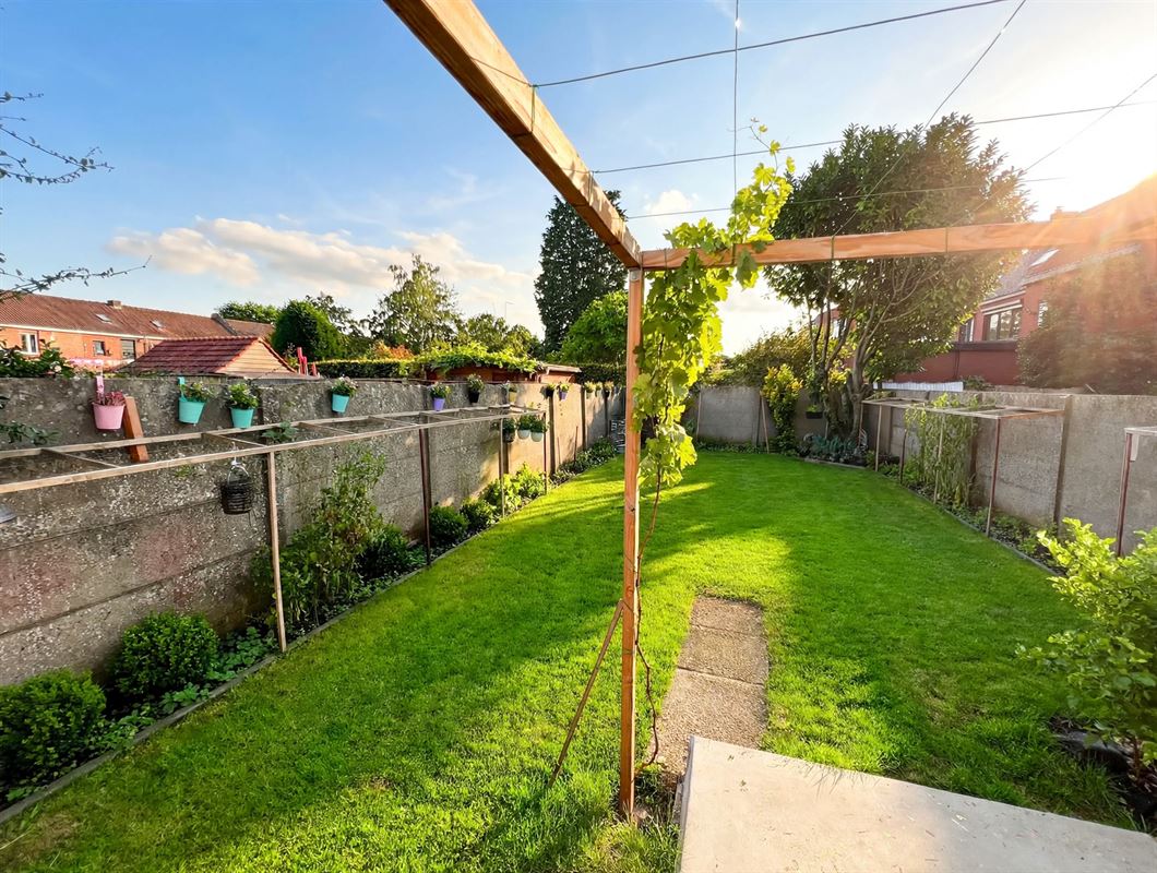 Huis met 5 slpks, 2 badk, dubbele oprit en tuin op 250 m²