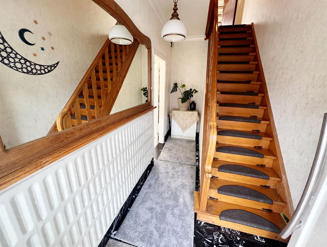 Huis met 5 slpks, 2 badk, dubbele oprit en tuin op 250 m²