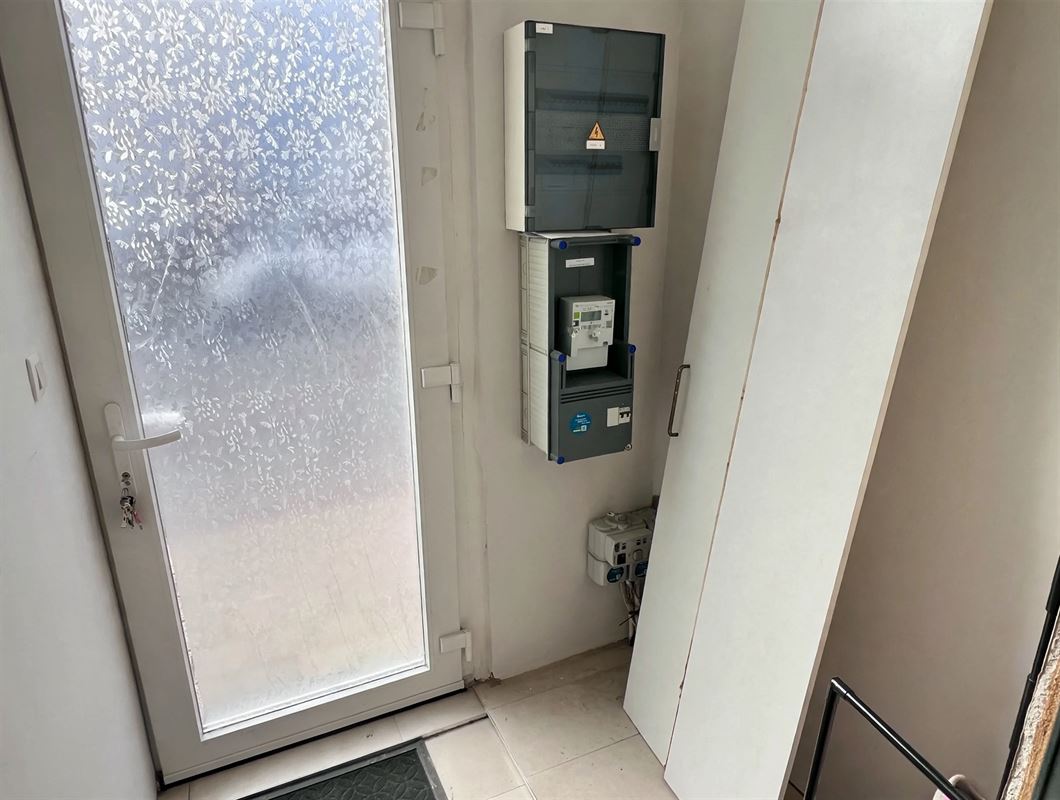 ruime woning met 4 slaapkamers, tuin en achteringang.