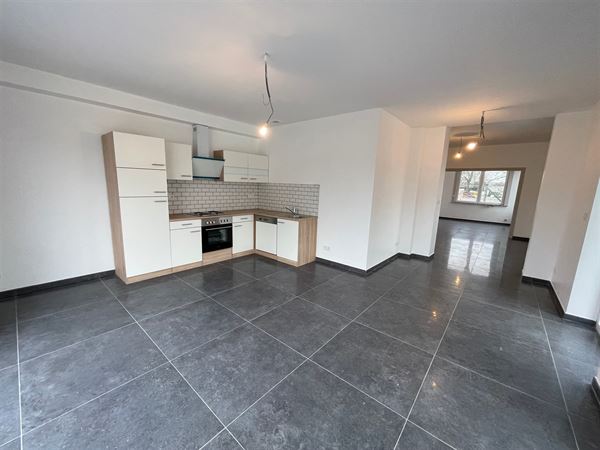 Woonhuis met garage en grote tuin