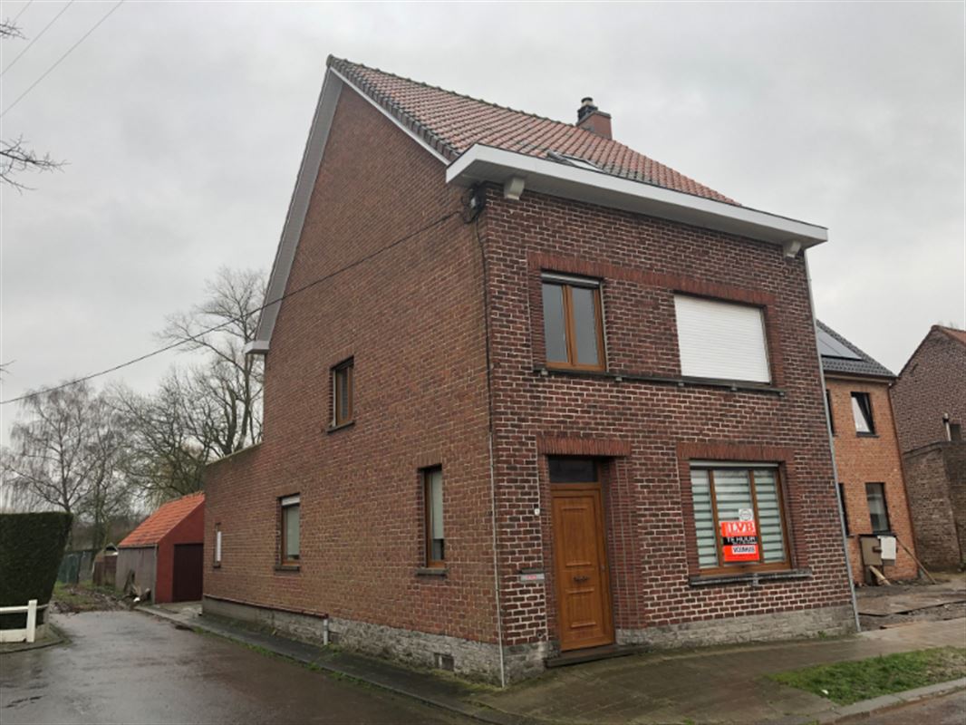 Half open woning met garage