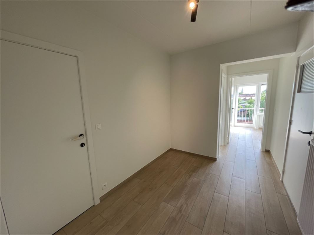 Vernieuwd modern appartement met terras en garage
