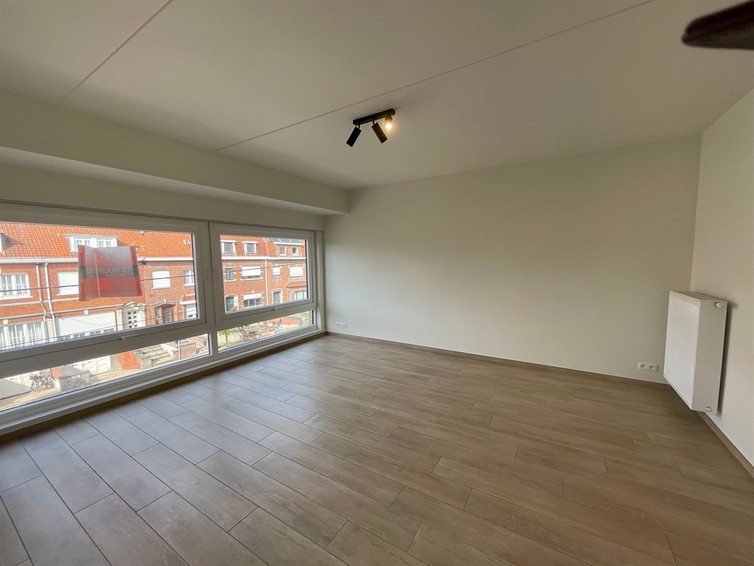 Vernieuwd modern appartement met terras en garage