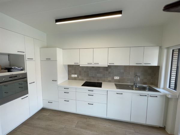 Vernieuwd modern appartement met terras en garage