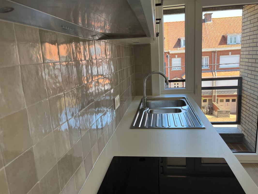 Vernieuwd modern appartement met terras en garage