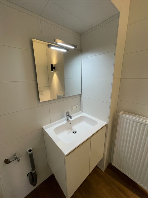 Vernieuwd modern appartement met terras en garage