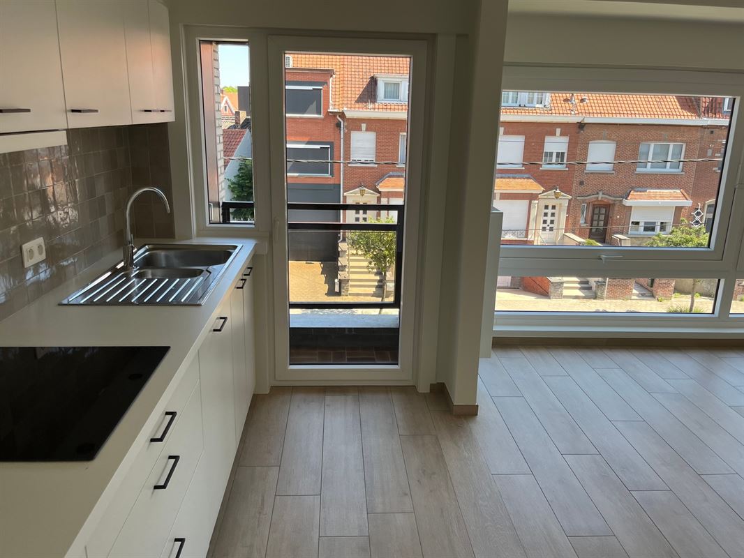 Vernieuwd modern appartement met terras en garage