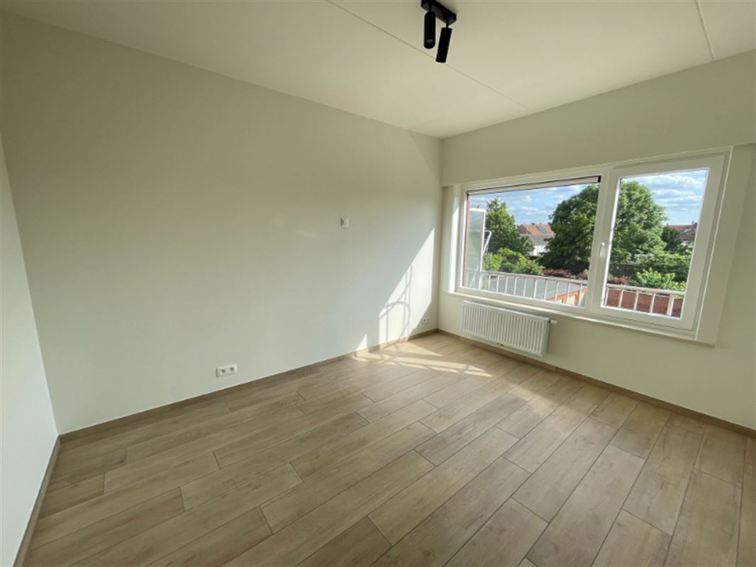 Vernieuwd modern appartement met terras en garage