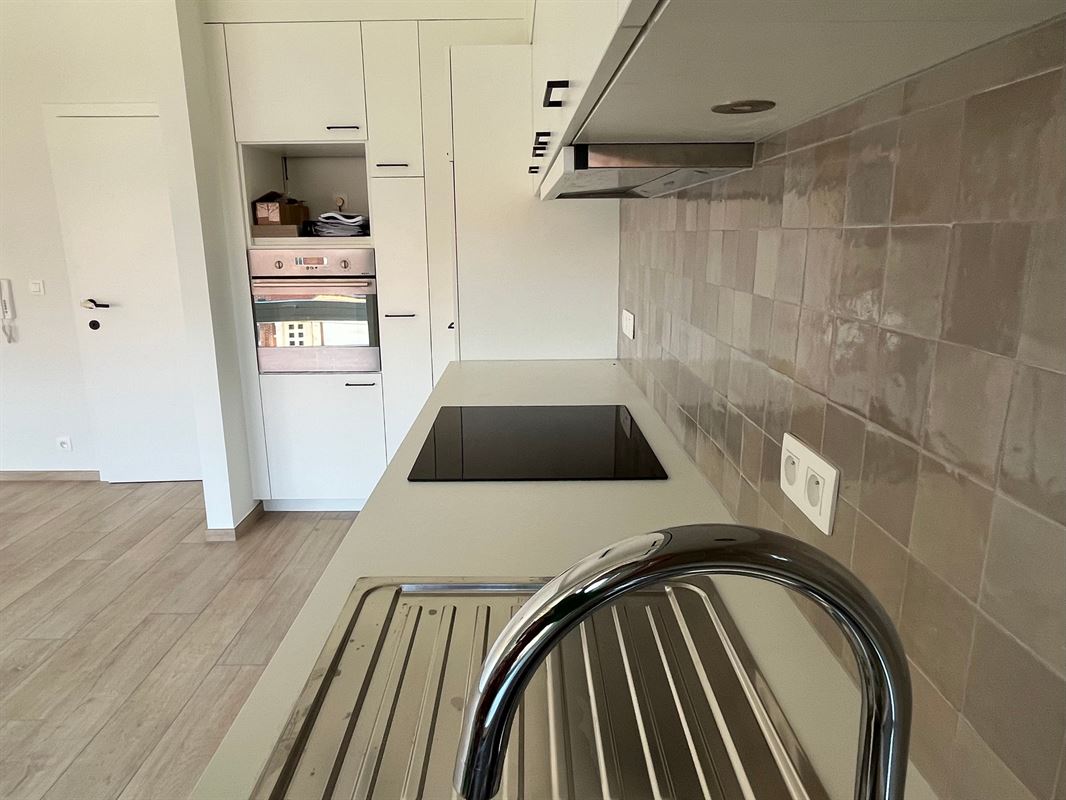 Vernieuwd modern appartement met terras en garage
