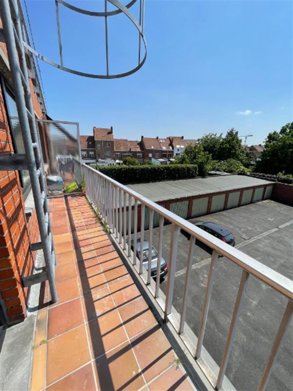 Vernieuwd modern appartement met terras en garage