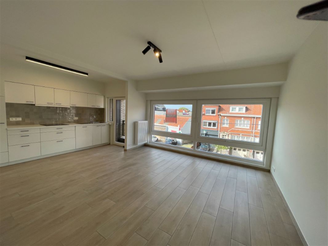 Vernieuwd modern appartement met terras en garage