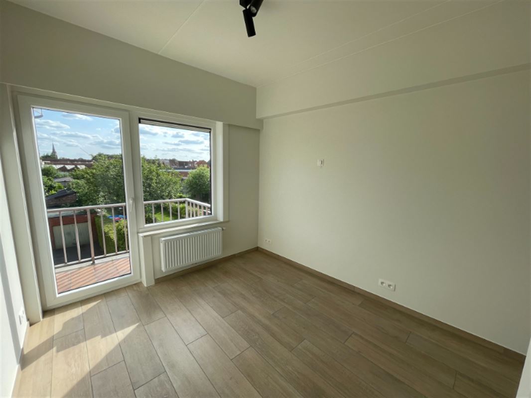 Vernieuwd modern appartement met terras en garage