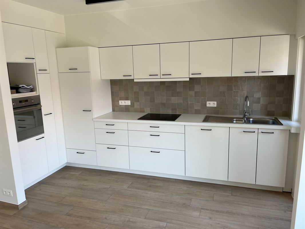 Vernieuwd modern appartement met terras en garage