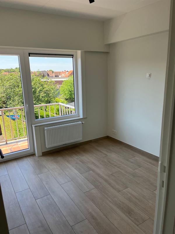 Vernieuwd modern appartement met terras en garage