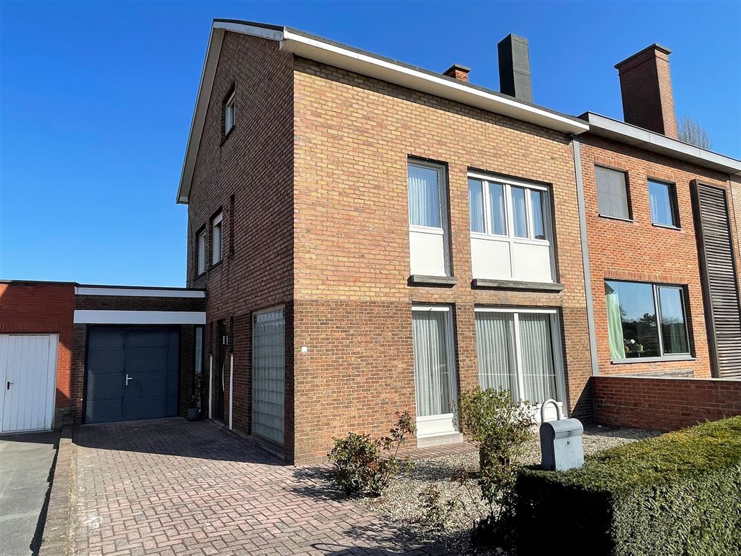 Half open woonhuis