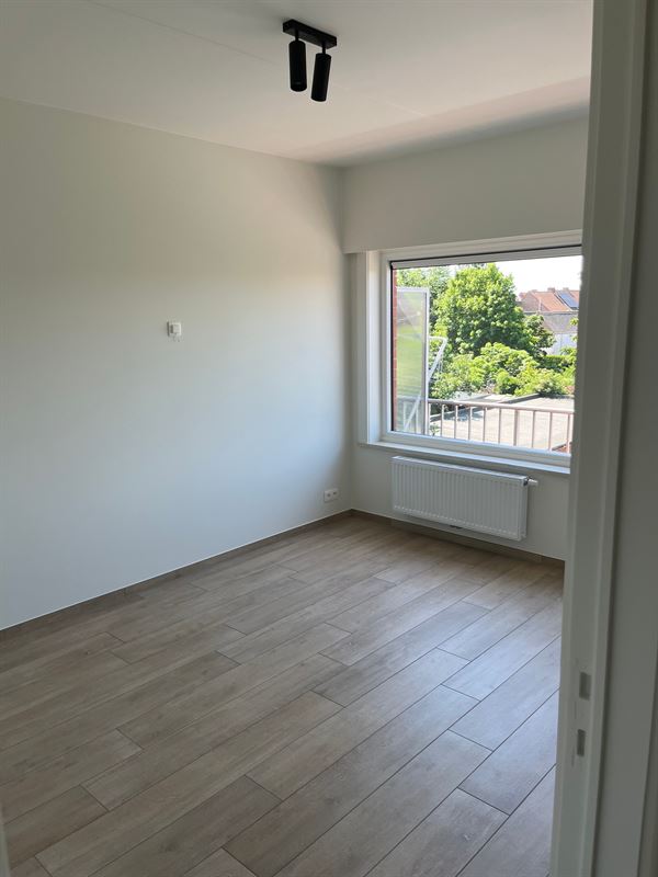 Vernieuwd modern appartement met terras en garage