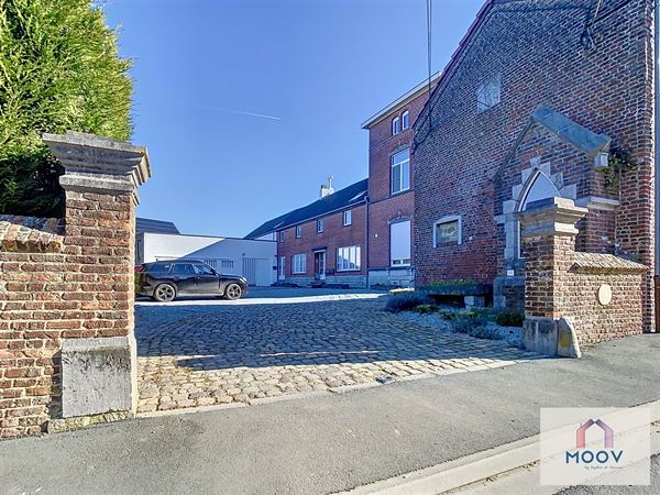 Studio situé au 1er étage d'une chouette copro !