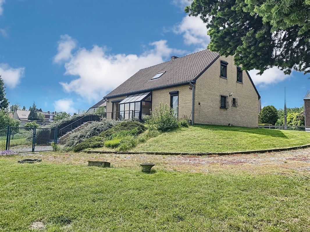 Vaste villa sise sur un terrain de 35 ares ! A NE PAS MANQUER !