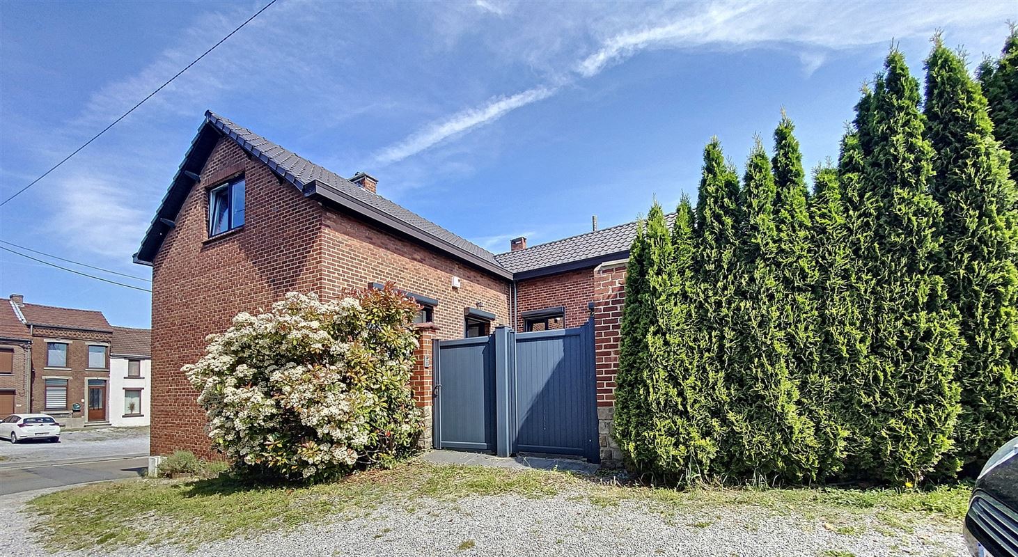 Belle maison 3 façades avec belle terrasse, jardin et deux garages !