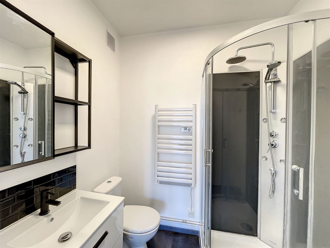 Beau studio rénové !!