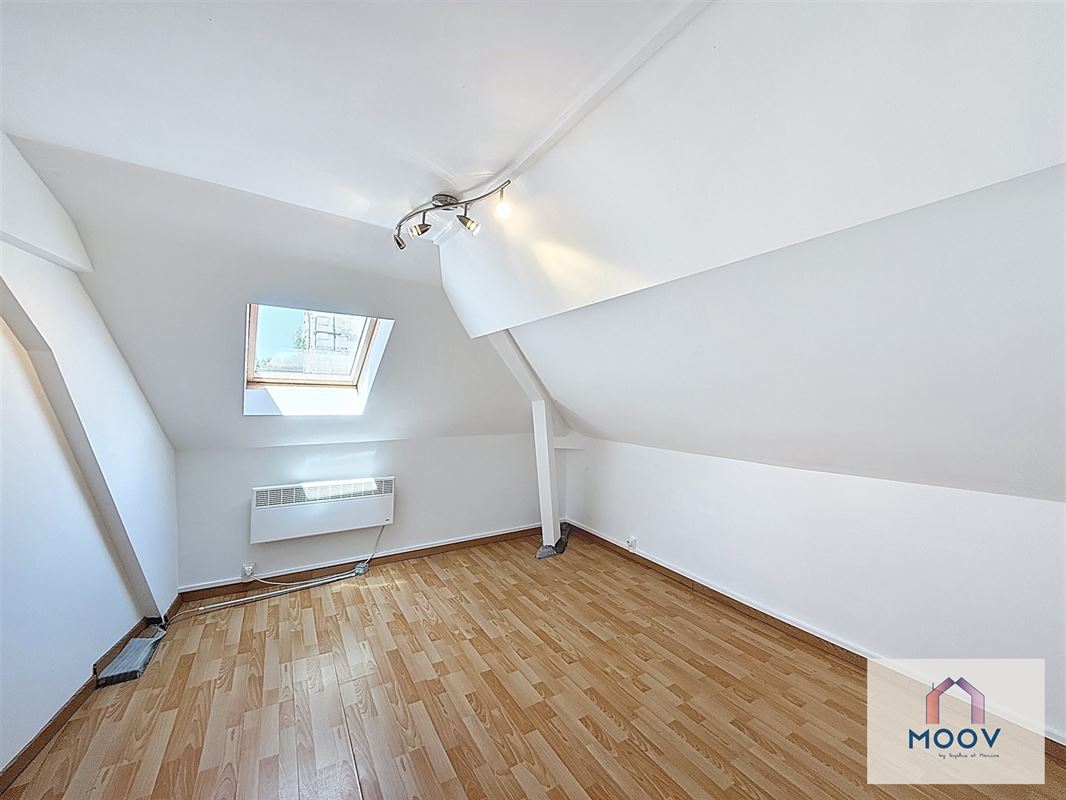 Spacieuse maison de coin offrant 4 chambres !