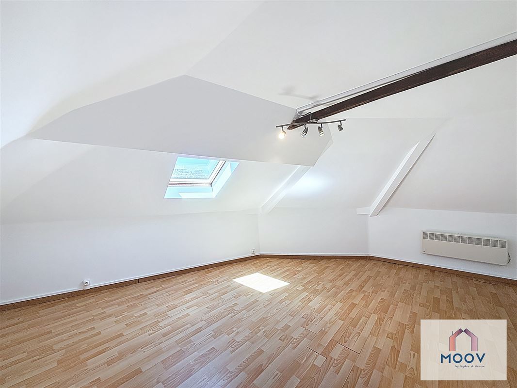 Spacieuse maison de coin offrant 4 chambres !