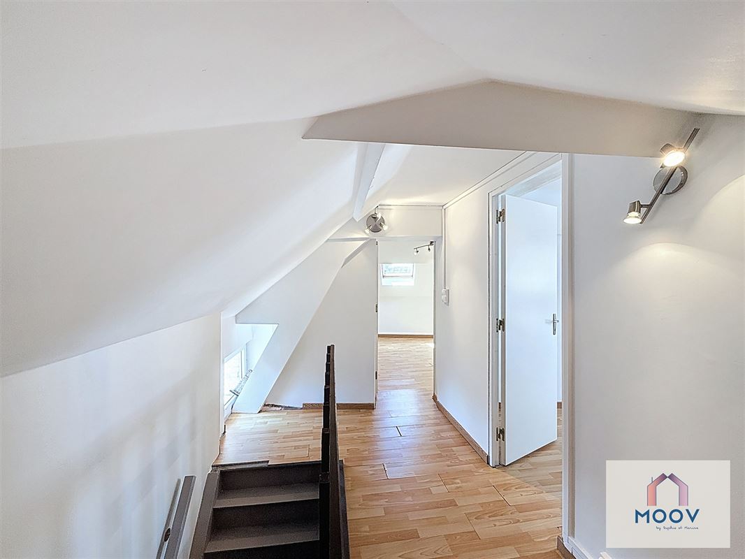 Spacieuse maison de coin offrant 4 chambres !