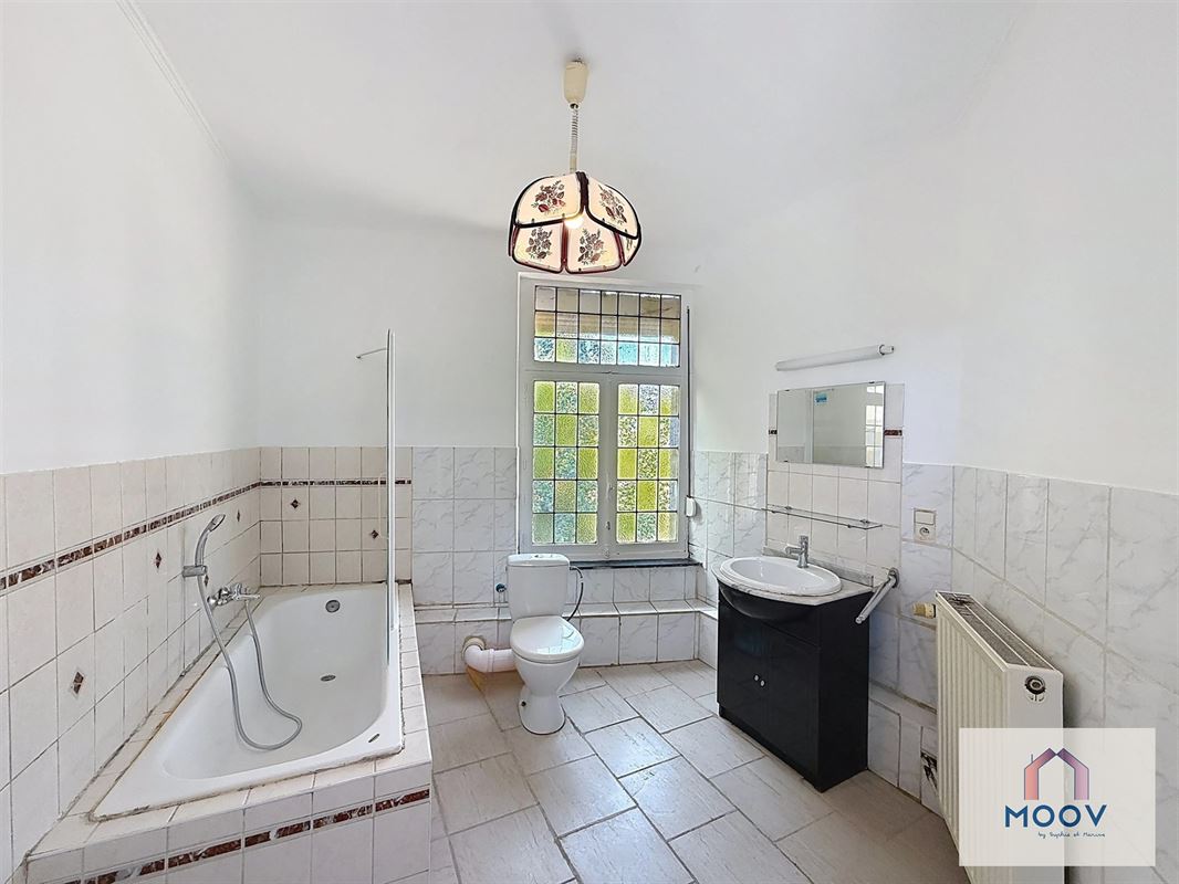 Spacieuse maison de coin offrant 4 chambres !