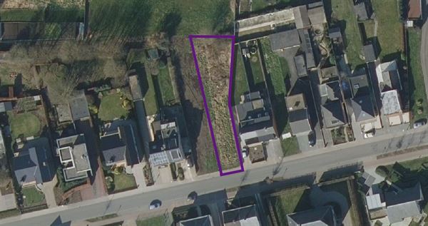 Perceel bouwgrond (650 m2) voor half open bebouwing niet ver van het centrum