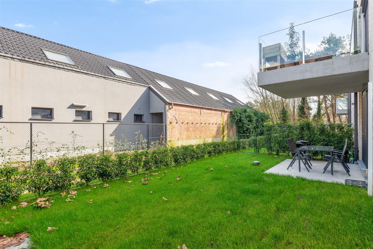 Zeer recent gelijkvloers appartement met 2 slaapkamers, tuin en autostaanplaats