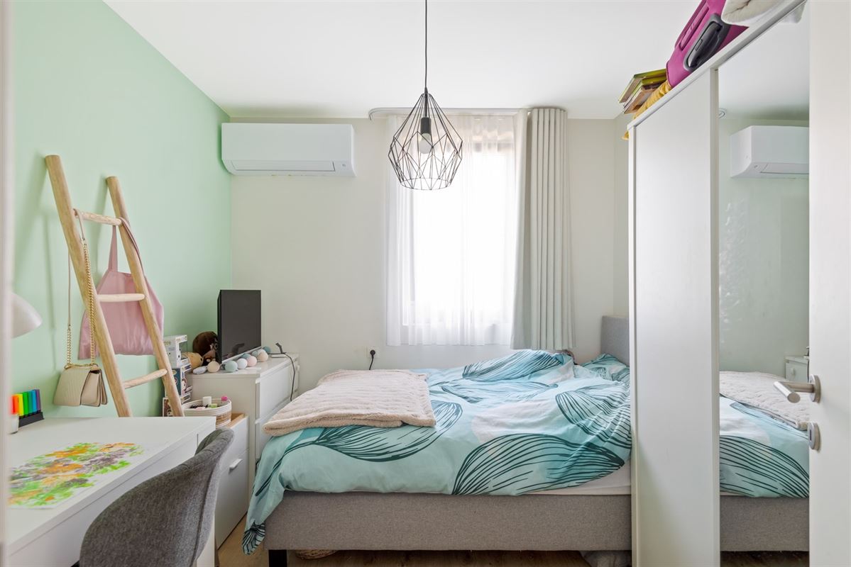 Zeer recent gelijkvloers appartement met 2 slaapkamers, tuin en autostaanplaats